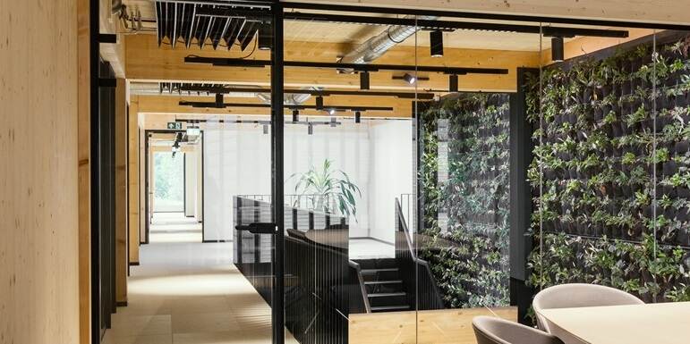 kantooromgeving met veel hout en groene plantenwand